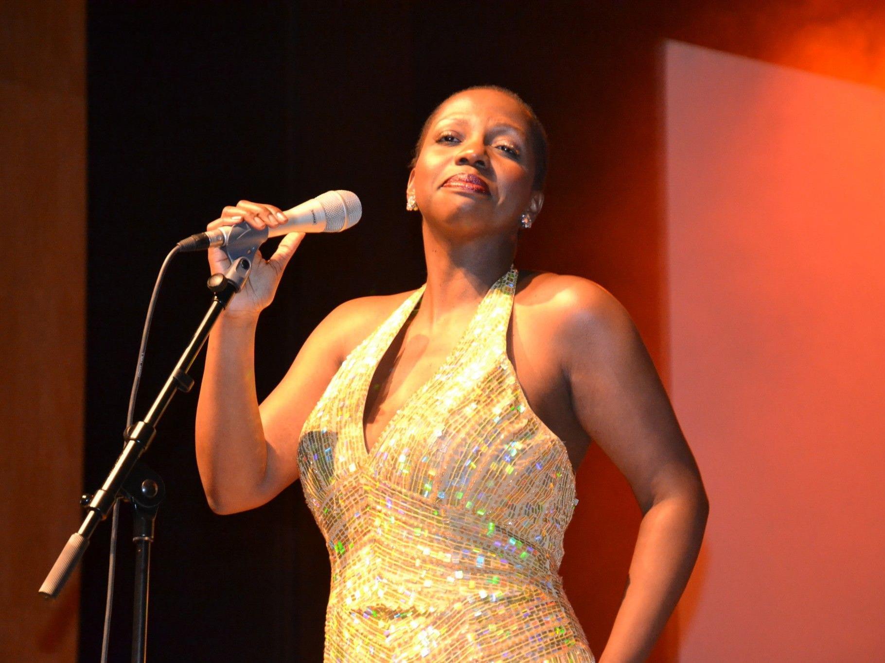 Rachelle Jeanty singing on stage