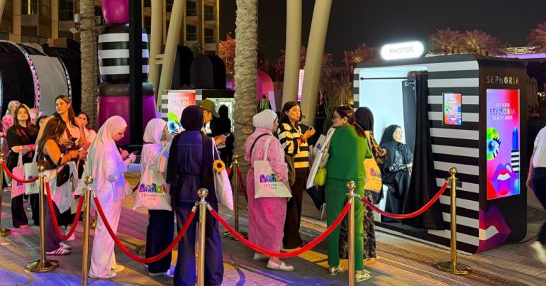 3 Essential Things to Consider When Choosing a Photo Booth for a UAE Event - Coming Soon in UAE